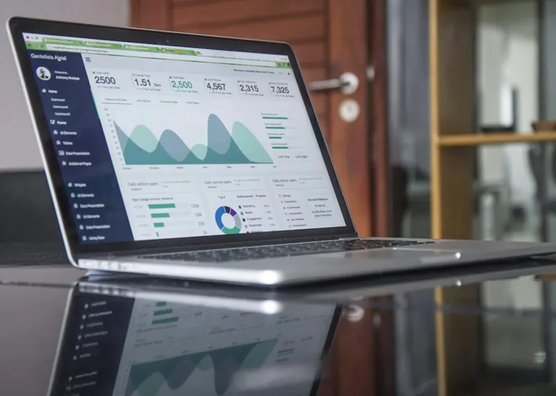 Painel financeiro em notebook